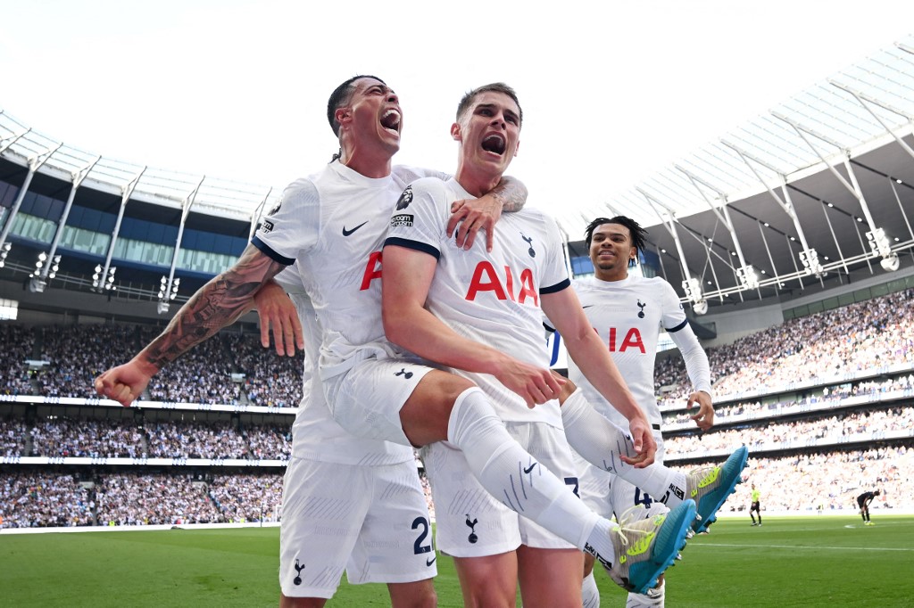 Tertinggal satu gol, Tottenham tidak tinggal diam dan mampu menyamakan kedudukan menjadi 1-1 pada menit 32 setelah umpan Brennan Johnson dapat dikonversikan menjadi gol Pedro Porro.