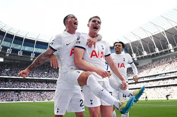 Tertinggal satu gol, Tottenham tidak tinggal diam dan mampu menyamakan kedudukan menjadi 1-1 pada menit 32 setelah umpan Brennan Johnson dapat dikonversikan menjadi gol Pedro Porro.