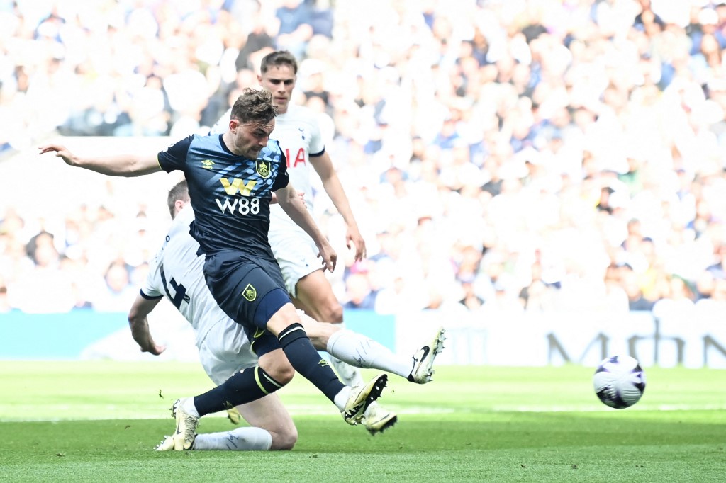 Burnley mampu mencuri keunggulan terlebih dahulu pada laga ini lewat gol yang dicetak oleh Jacob Bruun Larsen pada menit 25.