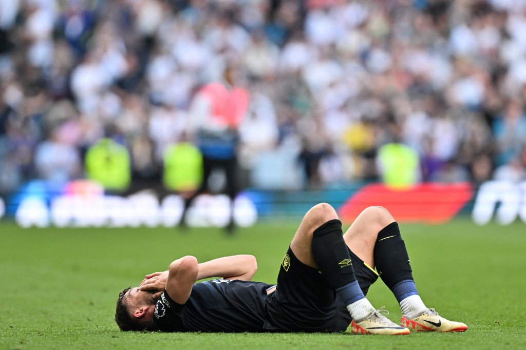 Pada sisa waktu yang ada, Burnley berupaya untuk setidaknya menyamakan kedudukan, namun hingga peluit panjang dibunyikan, skor 2-1 untuk kemenangan The Lilywhites tetap bertahan.