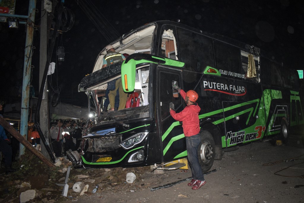 Sejumlah warga di lokasi menyebutkan bahwa peristiwa kecelakaan itu terjadi saat bus itu melintas dari arah Bandung menuju Subang.