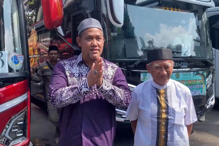Diantar oleh kedua orang tuanya, Bambang berangkat ke tanah suci Mekkah bersama 660 calon jemaah haji asal Kabupaten Temanggung.