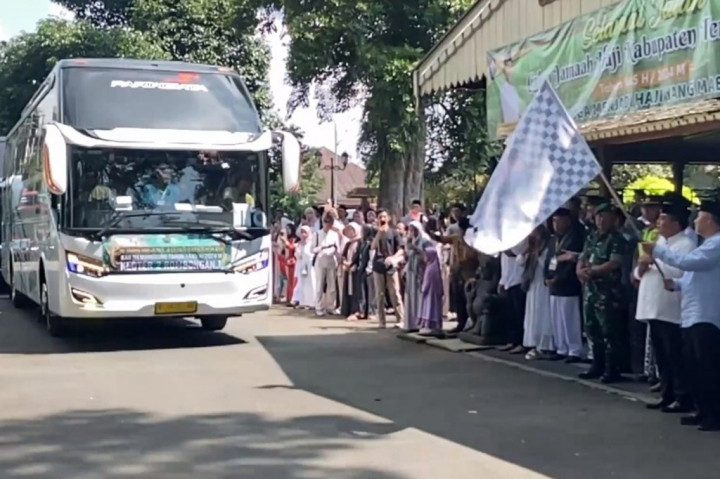 Bambang bersama istrinya mendaftar untuk berangkat haji pada tahun 2012 silam. Dirinya mengaku untuk membayar biaya ibadah haji menabung sedikit demi sedikit selama 12 tahun.