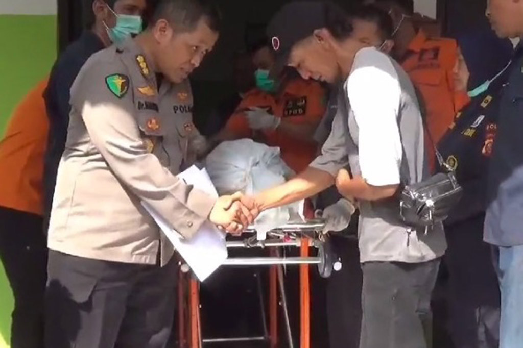 Setelah proses identifikasi jenazah korban kecelakaan maut di Ciater Subang selesai. Kepolisian Polda Jawa Barat menyerahkan satu persatu jenazah kepada pihak keluarganya.