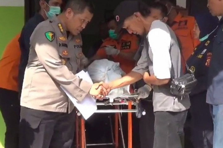 Setelah proses identifikasi jenazah korban kecelakaan maut di Ciater Subang selesai. Kepolisian Polda Jawa Barat menyerahkan satu persatu jenazah kepada pihak keluarganya.