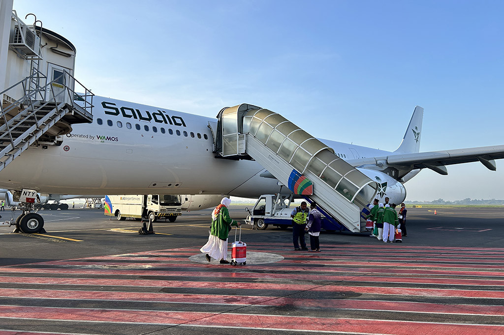 Sisyani Jaffar mengatakan, seluruh jemaah bergerak dari Asrama Haji Sukolilo menuju Bandar Udara Internasional Juanda menggunakan 10 armada bus untuk kloter pertama sejak pukul 01.00 WIB dini hari.