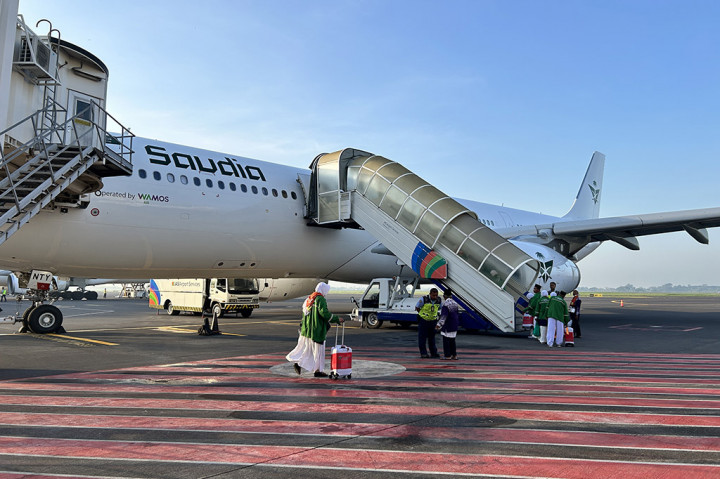 Sisyani Jaffar mengatakan, seluruh jemaah bergerak dari Asrama Haji Sukolilo menuju Bandar Udara Internasional Juanda menggunakan 10 armada bus untuk kloter pertama sejak pukul 01.00 WIB dini hari.