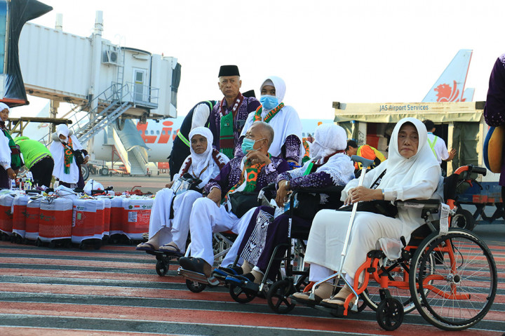 Kloter pertama ini ada 371 calon jemaah haji asal Bojonegoro. Mereka diberangkatkan dengan pesawat Saudi Arabia Airlines nomor penerbangan SV 5269 menuju Bandara Internasional Pangeran Mohammad Bin Abdul Aziz, Madinah pukul 5.20 WIB.