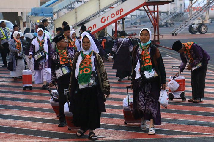 Kelompok terbang (kloter) pertama calon jemaah haji 1445 H/2024 embarkasi Jawa Timur mulai diberangkatkan dari Bandara Internasional Juanda pada Minggu, 12 Meo 2024.