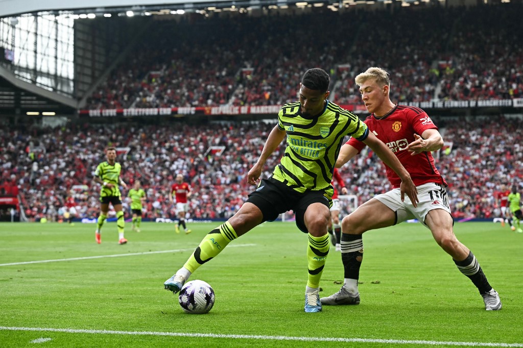 Arsenal kembali ke puncak klasemen sementara Liga Inggris setelah menekuk Manchester United (MU) dengan skor tipis 1-0 pada pekan ke-37 di Stadion Old Trafford, Manchester, Minggu, 12 Mei 2024. 