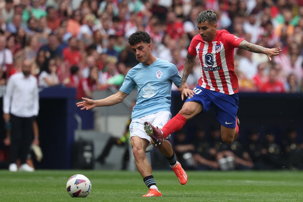 Skuat asuhan Diego Simeone langsung tancap gas sejak kick off dan beberapa kali mengancam gawang Celta Vigo. Namun, sejumlah serangan dari Angel Correa, Samuel Lino, dan Rodrigo Riquelme belum berhasil membuahkan gol.