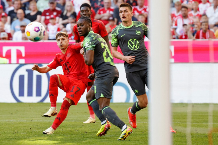 Hampir saja Bayern menambah keunggulan pada menit ke-18 setelah Bryan Zaragoza menjebol gawang Wolfsburg. Namun, gol tersebut dianulir wasit usai Video Assistant Raferee menyatakan Mueller yang sudah lebih dulu berada dalam posisi offside saat proses gol terjadi.