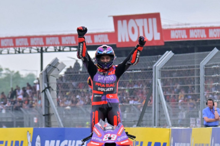 Pembalap Prima Pramac Racing Jorge Martin menyapu bersih MotoGP Prancis 2024 di Sirkuit Le Mans, Prancis, setelah ia menyempurnakan kemenangan Sprint pada Sabtu, 11 Mei 2024 dengan kemenangan balapan utama 27 lap pada Minggu, 12 Mei 2024.