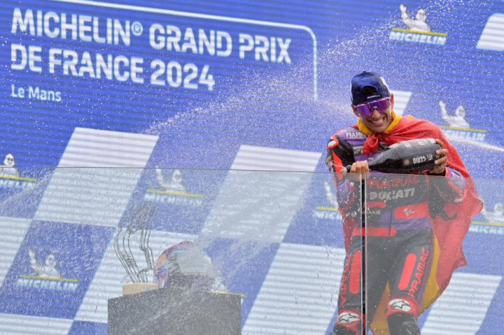 Untuk posisi ketiga, Francesco Bagnaia yang akrab disapa Pecco harus menikmati podium terakhir ini setelah pada hari sebelumnya, pada sesi Sprint ia gagal finis.