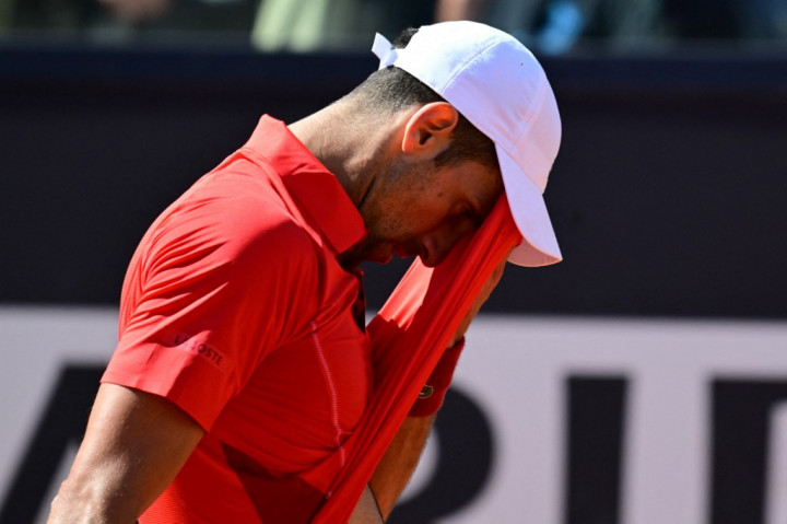 Novak Djokovic menggambarkan kekalahannya yang mengejutkan pada babak ketiga Italian Open dari Alejandro Tabilo, Minggu, 12 Mei 2024, sebagai sesuatu yang 'mengkhawatirkan', dua hari setelah insiden lempar botol yang menurutnya telah menyebabkan mual dan pusing.