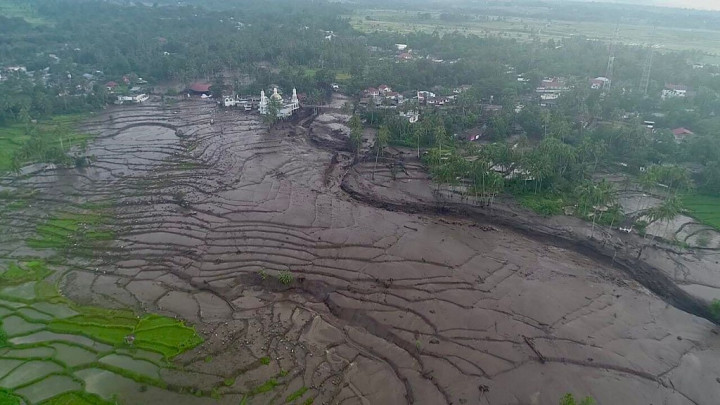 Banjir bandang lahar dingin melanda wilayah Sumbar dipicu hujan dengan intensitas tinggi di wilayah hulu Gunung Marapi. Empat kabupaten terdampak cukup parah akibat kejadian ini, yakni Kabupaten Agam, Kabupaten Tanah Datar, Kabupaten Padang Panjang, dan Kabupaten Padang Pariaman.