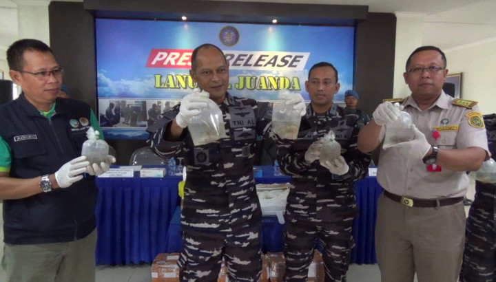 Satuan Tugas Pengamanan Bandara Juanda menggagalkan upaya penyelundupan terumbu karang ke Malaysia melalui Batam.