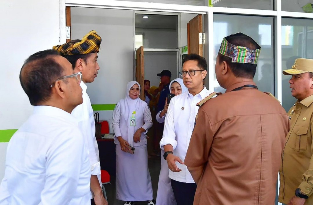 Untuk itu, Presiden Jokowi menekankan pentingnya akses ke peralatan kesehatan modern seperti CT scan, cath lab, dan mammogram, yang kini lebih merata dijangkau hingga ke puskesmas.