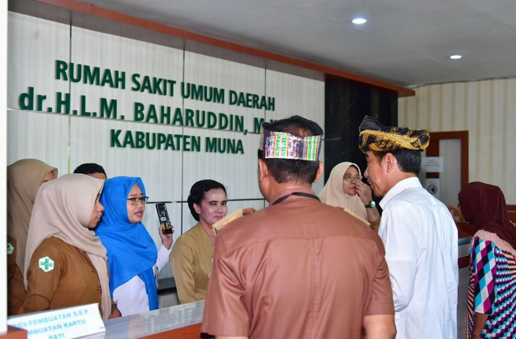 Presiden Joko Widodo melakukan peninjauan ke RSUD dr. H.L.M. Baharuddin, M.Kes di Kabupaten Muna, Provinsi Sulawesi Tenggara pada Senin, 13 Mei 2024. Dalam kunjungan ini, Presiden menyoroti pentingnya peningkatan pelayanan kesehatan di daerah terpencil, utamanya untuk penyakit yang menonjol.
