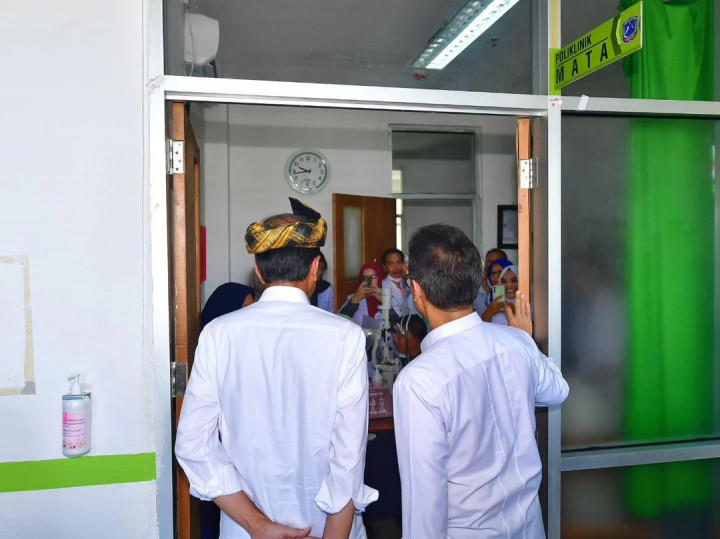 Presiden Jokowi juga mengapresiasi adanya dokter spesialis di kabupaten tersebut yang mampu mengoperasikan peralatan canggih. 