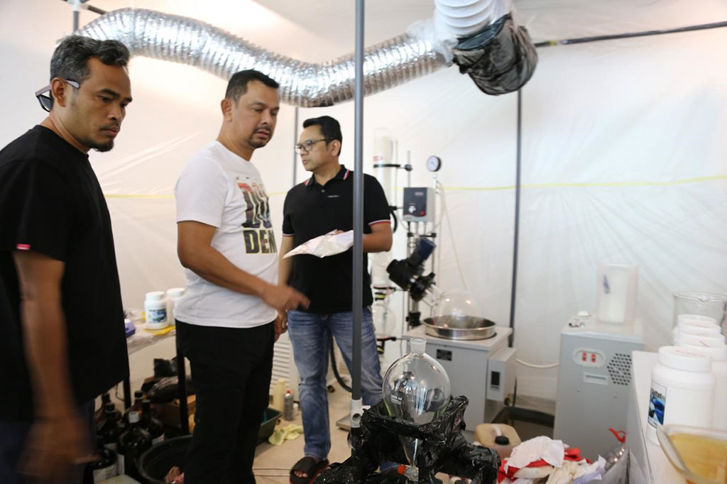 Di clandestine laboratirum yang ditemukan di Villa Sunny, Badung, Bali di antaranya alat cetak ekstasi, hydroponicganja sebanyak 9.799 gram, mephedrone sebanyak 437 gram, ratusan kg berbagai jenis bahan kimia prekursor pembuat narkoba jenis mephedrone dan hydroponic ganja, berbagai macam peralatan laboratirum pembuatan mephedrone dan hydropic ganja. 