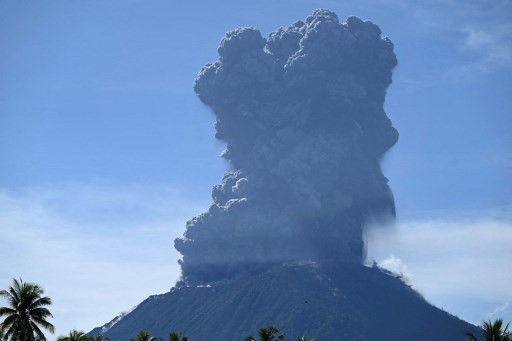 Pusat Vulkanologi dan Mitigasi Bencana Geologi (PVMBG) merekam aktivitas erupsi yang menghasilkan kolom abu setinggi lima kilometer dari puncak Gunung Ibu yang berada di barat laut Pulau Halmahera, Maluku Utara.