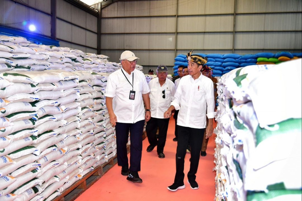 Dalam sambutannya, Presiden Jokowi memastikan bahwa distribusi beras 10 kilogram per keluarga akan terus berlanjut hingga Juni, dengan harapan dapat diperpanjang hingga Desember, tergantung ketersediaan Anggaran Penerimaan dan Belanja Negara (APBN).
