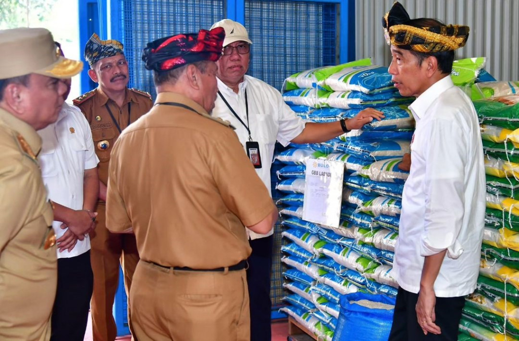 Presiden Joko Widodo mengunjungi Kompleks Pergudangan Bulog Laende di Kabupaten Muna, Provinsi Sulawesi Tenggara pada Senin, 13 Mei 2024. Kunjungan ini adalah bagian dari pengecekan rutin untuk memastikan ketersediaan dan stabilitas pasokan pangan nasional, sekaligus penyaluran bantuan cadangan pangan kepada keluarga penerima manfaat.