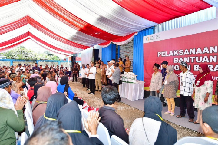 “Kita berdoa bersama ya supaya bisa terus sampai Desember,” ujar Presiden Jokowi, mengungkapkan optimisme terhadap kemungkinan melanjutkan bantuan ini berdasarkan ketersediaan anggaran.