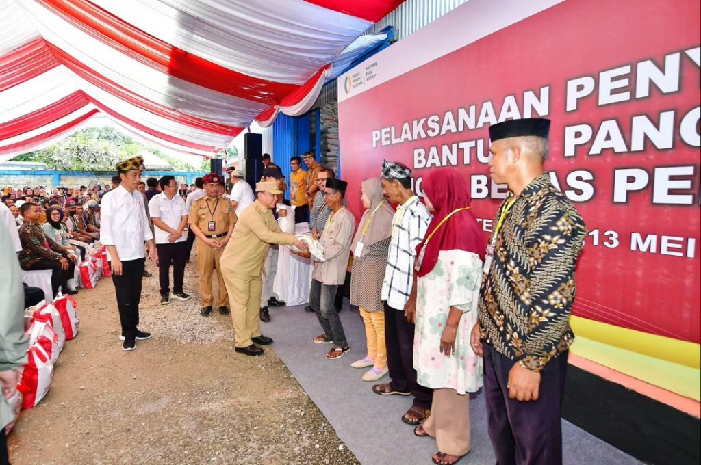 Presiden juga menjelaskan bahwa inisiatif pemberian beras ini merupakan respons terhadap kenaikan harga beras yang terjadi akibat inflasi pangan global. “Karena harga pangan internasional itu semuanya juga naik dan kita ini termasuk masih rendah, ada yang naik tinggi sekali. Ini patut kita syukuri bahwa kita naiknya tidak drastis,” jelasnya.