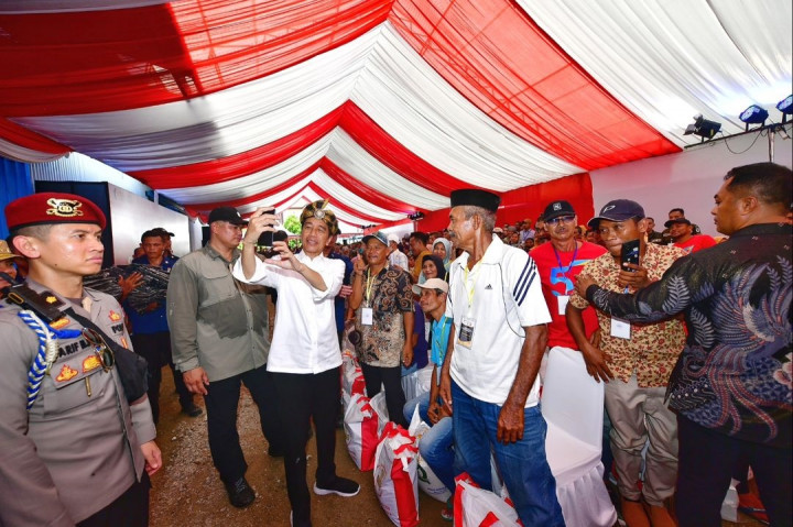 Di sisi lain, Presiden mengakui bahwa menjaga harga beras di Indonesia adalah tugas yang tidak mudah, mengingat harus mempertimbangkan kesejahteraan petani dan keterjangkauan bagi konsumen. “Kalau tinggi, masyarakat pasti gini (mengeluh), tetapi petani pasti senang karena harganya naik tinggi,” ucapnya.