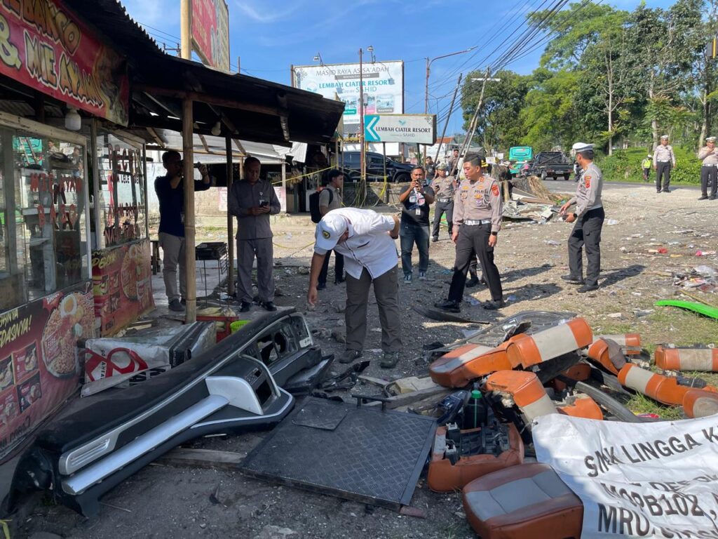 Pudji mengatakan penegakan hukum juga harus menyasar perusahaan bus. Sehingga akar masalah kecelakaan menjadi terang-benderang.