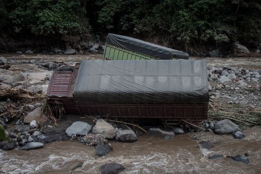 Kepala SAR Kota Padang menjelaskan pencarian korban hilang yang diduga terseret arus banjir bandang tersebut difokuskan pada sektor-sektor yang telah ditentukan. Penyisiran korban hilang dilakukan dari Kota Padang Panjang hingga aliran Sungai Batang Anai.
