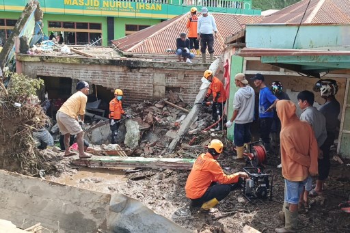 Personel Basarnas melakukan operasi pencarian korban banjir lahar dingin Gunung Marapi dan banjir bandang di Tanah Datar, Sumatera Barat, Senin, 13 Mei 2024.