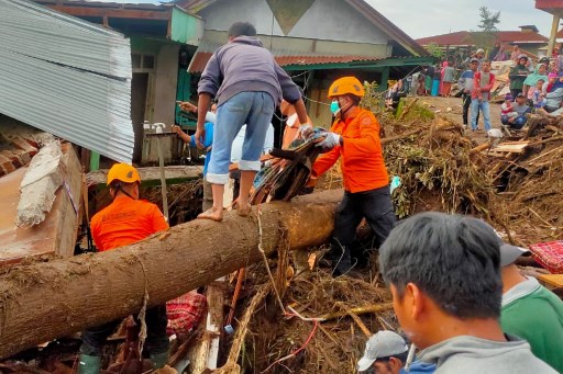 Kantor Pencarian dan Pertolongan (SAR) Kota Padang, Sumatera Barat melaporkan hingga Senin, 13 Mei 2024 siang, pukul 13.00 WIB korban meninggal dunia akibat banjir lahar dingin Gunung Marapi maupun banjir bandang di tiga wilayah di provinsi itu mencapai 43 orang.