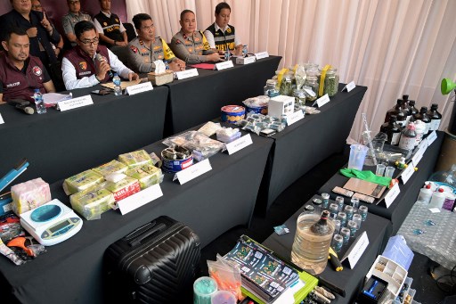 Selain empat tersangka, polisi juga masih mencari keberadaan dua pelaku berinisial RN dan OK yang merupakan warga negara Ukraina.