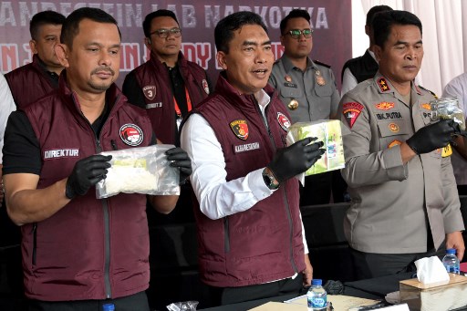 Kabareskrim Polri Komjen Wahyu Widada mengatakan dua tersangka merupakan saudara kembar WN Ukraina bernama Ivan Volovod (31) dan Mikhayla Volovod (31). Satu orang lagi WN Rusia, Konstantin Krutz (KK), sementara ada satu lagi tersangka WNI berinisial LM.