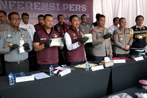 Ketiga WNA tersebut menjadikan vila yang mereka sewa selama 24 tahun 8 bulan menjadi lokasi clandestine laboratorium hydroponic ganja dan mephedrone jaringan hydra Indonesia.
