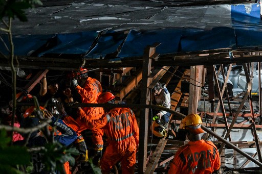 Hujan badai yang disertai angin kencang menyebabkan papan reklame yang terletak di sebelah jalan sibuk di pinggiran timur Ghatkopar roboh yang kemudian menimpa beberapa rumah dan pompa bensin.