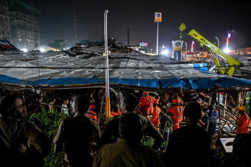 Sedikitnya empat orang tewas, 61 luka-luka, dan lebih dari 40 orang dikhawatirkan terjebak setelah sebuah papan reklame besar jatuh saat hujan badai melanda ibu kota keuangan India, Mumbai, pada Senin, 13 Mei 2024.