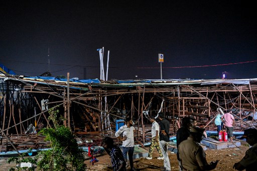 Saluran berita dan postingan di media sosial menunjukkan papan reklame yang menjulang tinggi itu tertiup angin selama beberapa saat sebelum akhirnya roboh dan jatuh ke tanah.