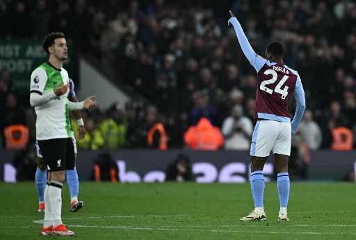 Striker pengganti Jhon Duran berhasil memperkecil jarak pada menit ke-85. Dia memanfaatkan kelengahan pertahanan The Reds sebelum melepaskan sepakan kaki kiri dari depan kotak penalti yang membobol gawang Alisson. Aston Villa 2-3 Liverpool.