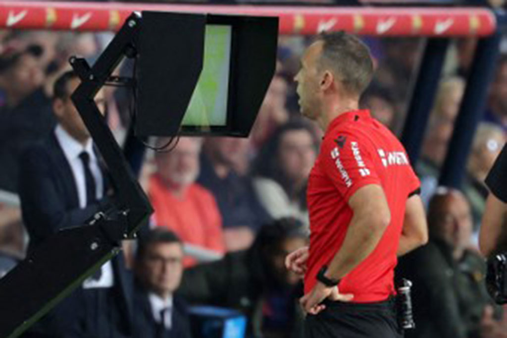 Barcelona mendapatkan hadiah penalti setelah wasit menganggap Alvaro Odriozola melakukan handball. Wasit sempat mengecek layar VAR sebelum menunju titik putih.