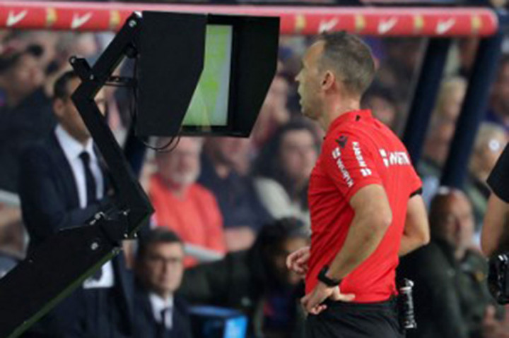 Barcelona mendapatkan hadiah penalti setelah wasit menganggap Alvaro Odriozola melakukan handball. Wasit sempat mengecek layar VAR sebelum menunju titik putih.