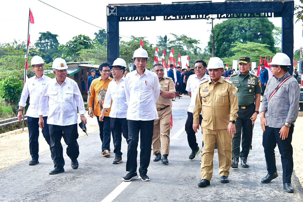 “Tahun lalu di provinsi ini, telah dibangun dan diperbaiki 22 ruas jalan dengan biaya Rp631 miliar, termasuk dua ruas jalan di Kabupaten Muna Barat yang menghabiskan biaya Rp42,4 miliar,” ungkap Presiden.