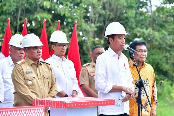 “Dengan mengucap bismillahirrahmanirrahim, pelaksanaan Inpres Jalan Daerah di Kabupaten Muna Barat dan di seluruh Provinsi Sulawesi Tenggara pada sore hari ini saya nyatakan selesai untuk tahun 2023,” ujar Presiden Jokowi dalam sambutannya.