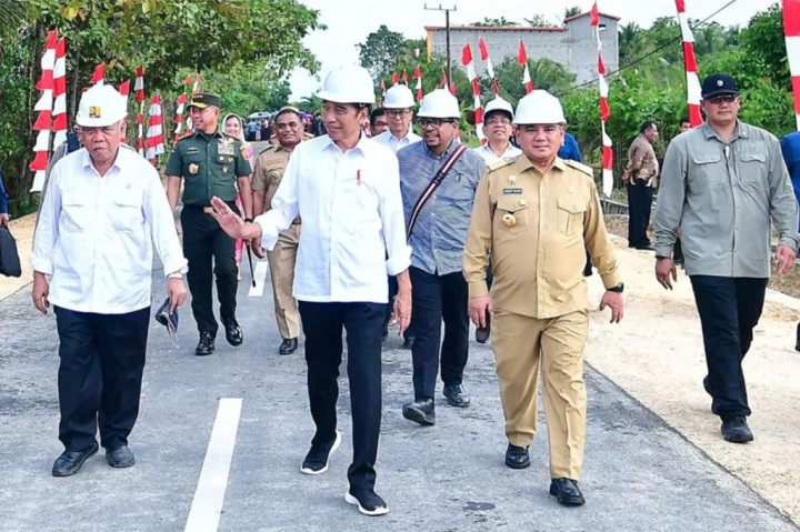 Presiden Jokowi juga menegaskan bahwa pembangunan infrastruktur jalan yang baik esensial untuk memastikan efisiensi transportasi dan distribusi logistik, yang pada gilirannya akan mempengaruhi perekonomian lokal secara signifikan.