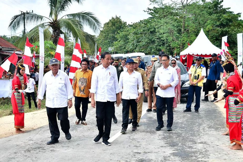 “Kita harapkan semua jalan akan baik sehingga mobilitas orang, mobilitas logistik, semuanya menjadi bagus dan efisien,” tambah Presiden.