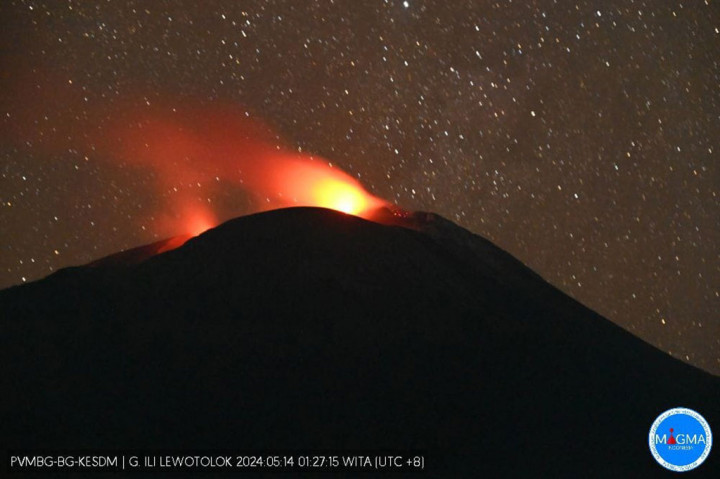 Badan Geologi Kementerian Energi dan Sumber Daya Mineral menyatakan Gunung Api Ile Lewotolok di Lembata, Nusa Tenggara Timur (NTT) mengalami erupsi dengan lontaran abu setinggi 800 meter di atas puncak.
