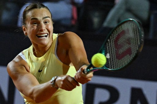 Sabalenka bangkit dari ketertinggalan 2-0 pada set ketiga untuk menang 4-6, 6-1, 7-6(7) dalam pertandingan yang berakhir setelah tengah malam di Foro Italico.